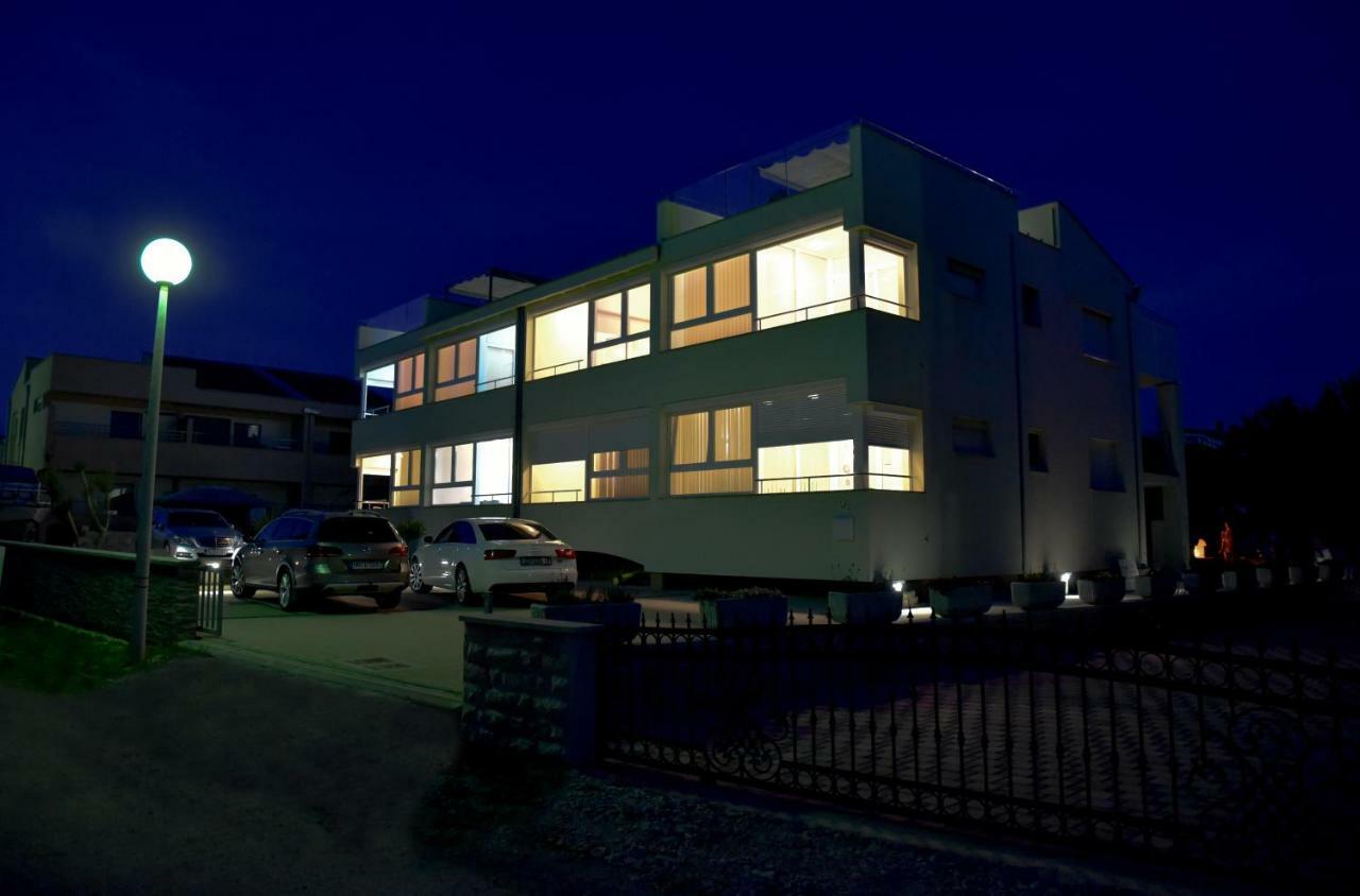 Apartments Laura 1 プリヴラカ エクステリア 写真